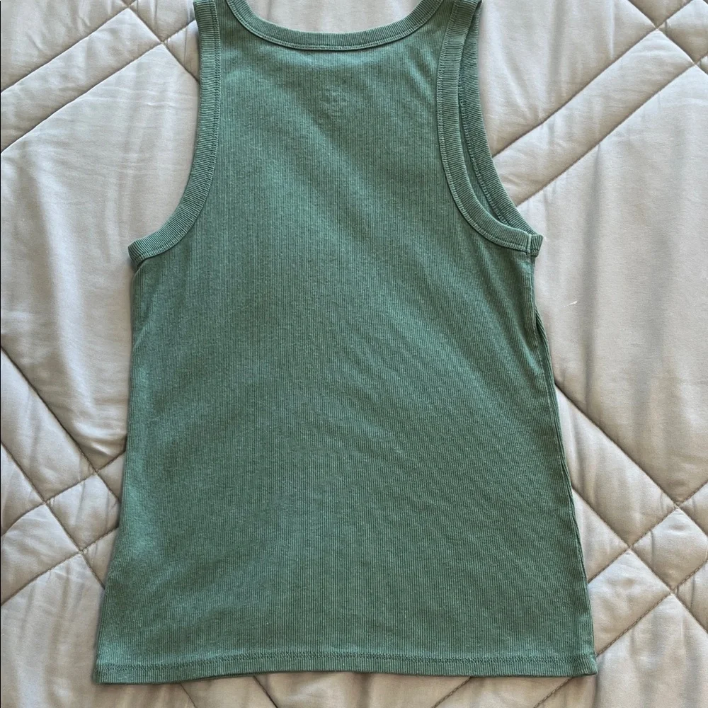 Lot of a new day layering tanks - Picture 15 of 15
